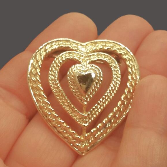 Vintage Gerry's Triple Heart Brooch Pendant Textured Gold Tone Pin 1960-1970 - Picture 8 of 11
